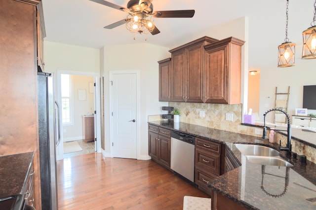 kitchen with dark wood-type flooring, a sink, ceiling fan, and stainless steel appliances