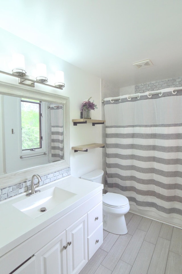 1376 Symbo Ln, Walton, KY 41094 - full bath with vanity, visible vents, toilet, and a shower with curtain