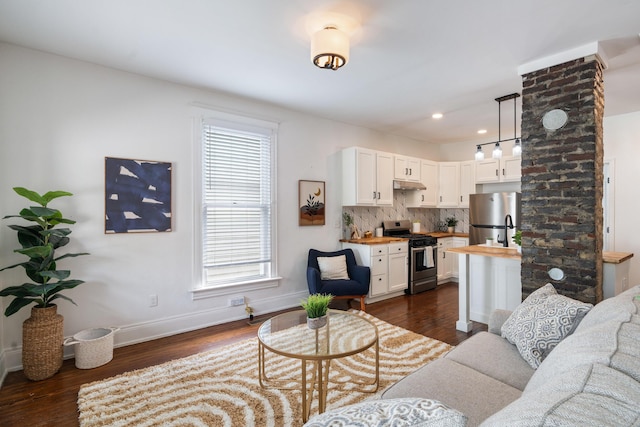 living area featuring recessed lighting, baseboards, and dark wood-style floors