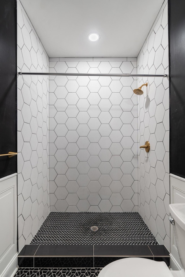 bathroom with recessed lighting, tile patterned flooring, a tile shower, and toilet