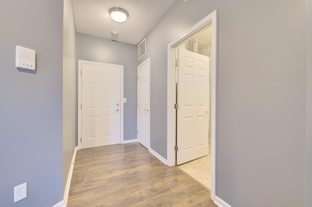 517 Ivy Ridge Dr, Cold Spring, KY 41076 - hallway featuring wood finished floors, baseboards, and a textured ceiling