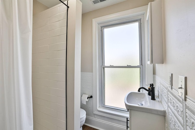 bathroom with toilet, vanity, and a shower with shower curtain