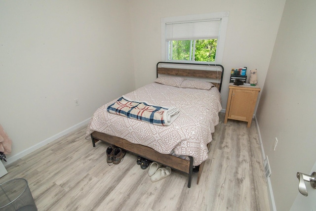 516 Buckner St, Elsmere, KY 41018 - bedroom with light wood finished floors and baseboards