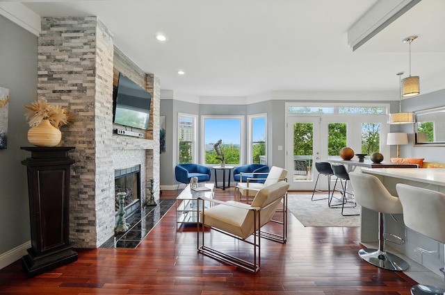 516 Western Ave, Covington, KY 41011 - living area featuring plenty of natural light, wood-type flooring, a stone fireplace, baseboards, and recessed lighting