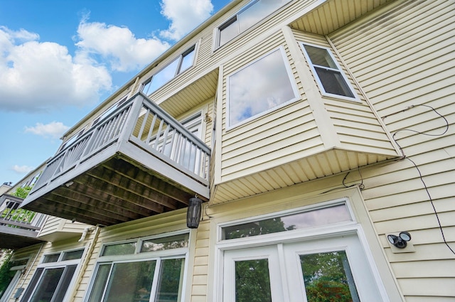 516 Western Ave, Covington, KY 41011 - view of side of property with a balcony