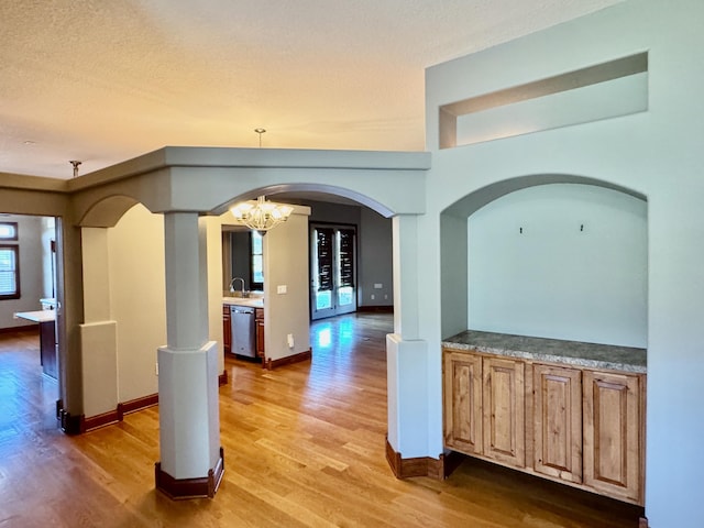 410 Links View Dr, Butler, KY 41006 - corridor featuring arched walkways, light wood-type flooring, a chandelier, baseboards, and a textured ceiling