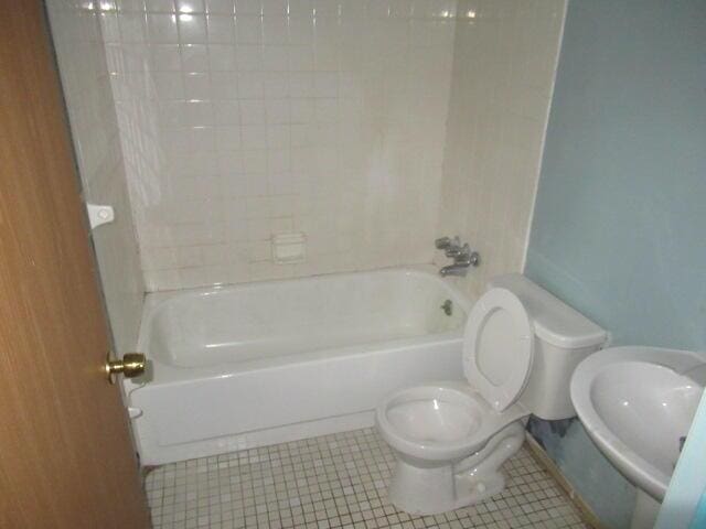1101 Plateau St, Elsmere, KY 41018 - full bath with toilet, tile patterned flooring, a sink, and shower / bathtub combination