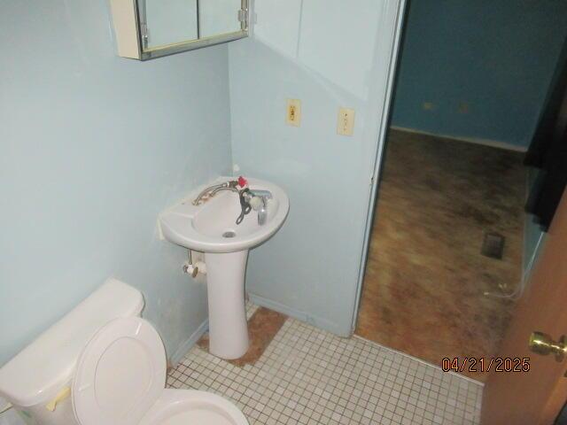 1101 Plateau St, Elsmere, KY 41018 - bathroom featuring toilet and baseboards