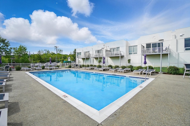 120 Main St Unit 306, Newport, KY 41071 - community pool with fence and a patio