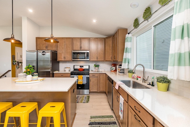 kitchen featuring stainless steel appliances, a sink, a kitchen breakfast bar, tasteful backsplash, and lofted ceiling