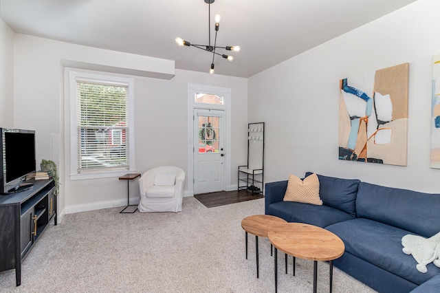 810 Saratoga St, Newport, KY 41071 - living area with a chandelier, carpet flooring, baseboards, and vaulted ceiling