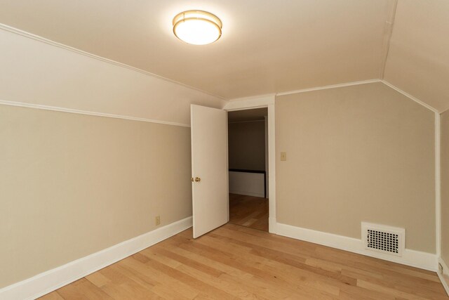 1101 Mckinney Ave, Dayton, KY 41074 - bonus room with light wood-type flooring, baseboards, and vaulted ceiling