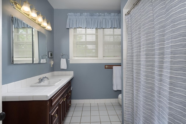 69 Linden Ave, Fort Thomas, KY 41075 - full bath featuring tile patterned flooring, toilet, vanity, and curtained shower