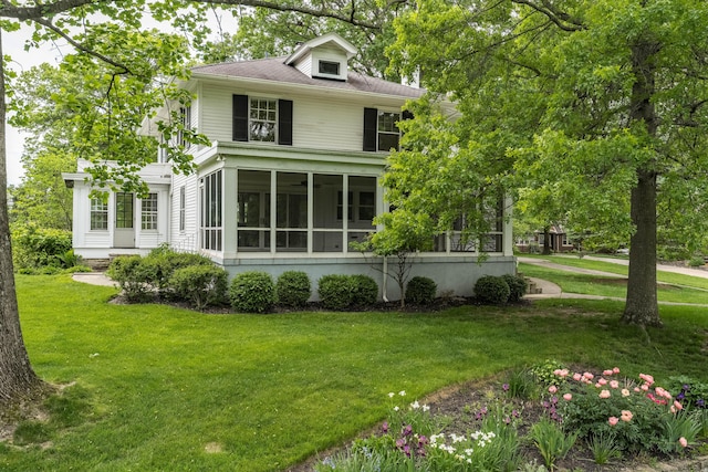 32 S Shaw Ln, Fort Thomas, KY 41075 - back of property featuring a sunroom and a yard