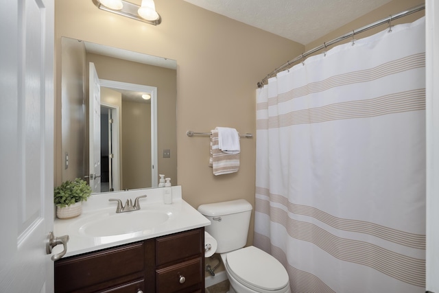 full bathroom featuring vanity, toilet, and a shower with shower curtain