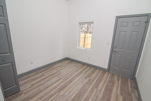 1510 Kavanaugh St, Covington, KY 41011 - empty room featuring light wood-style floors and baseboards