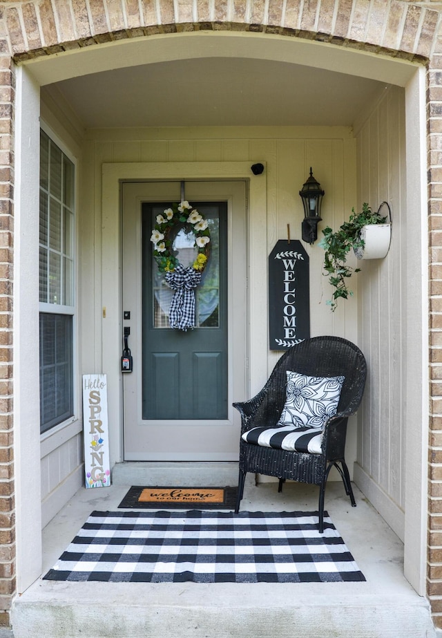 entrance to property featuring covered porch