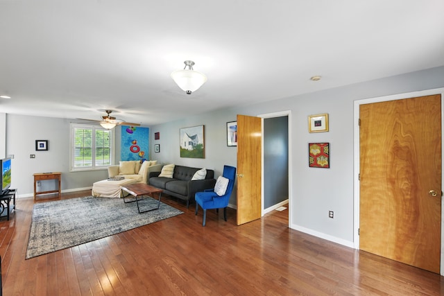 17 Harrison Ave, Bellevue, KY 41073 - living area featuring wood finished floors, baseboards, and ceiling fan
