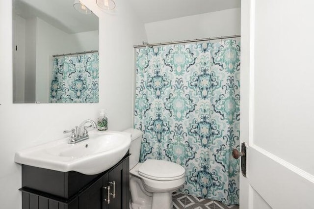 2730 Dakota Ave, Covington, KY 41015 - full bathroom featuring vanity, toilet, and a shower with shower curtain