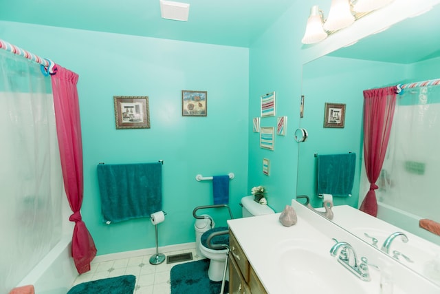 bathroom with toilet, vanity, shower / tub combo, and baseboards