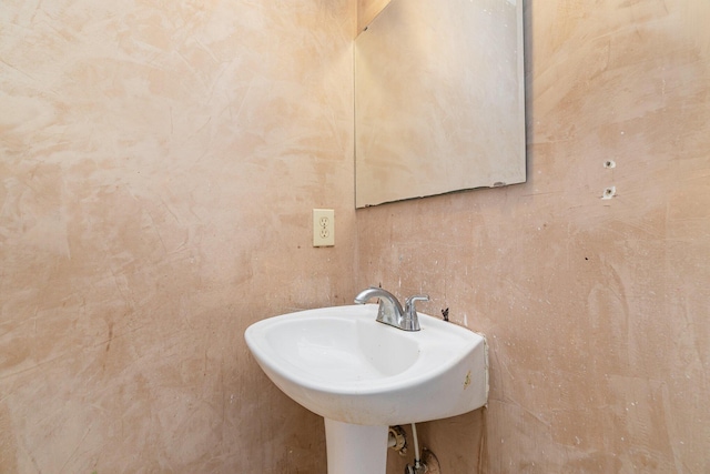 bathroom featuring a sink