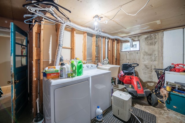 2220 Genevieve Ln, Covington, KY 41011 - laundry room featuring washing machine and dryer