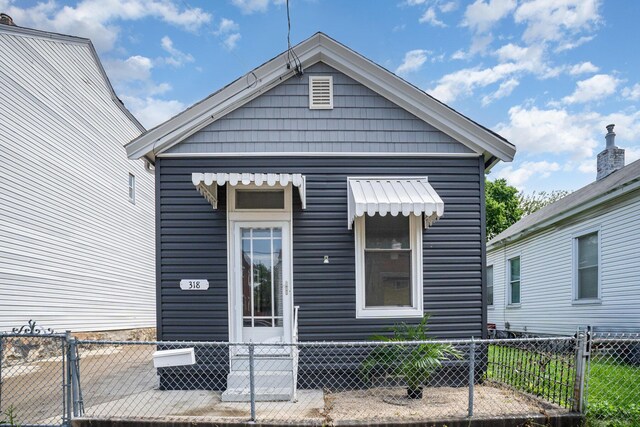 shotgun-style home featuring a fenced front yard
