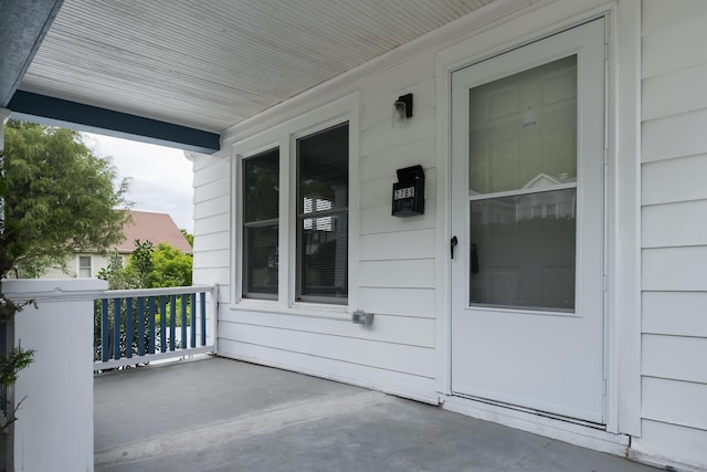 2789 Madison Ave, Covington, KY 41015 - property entrance featuring a porch