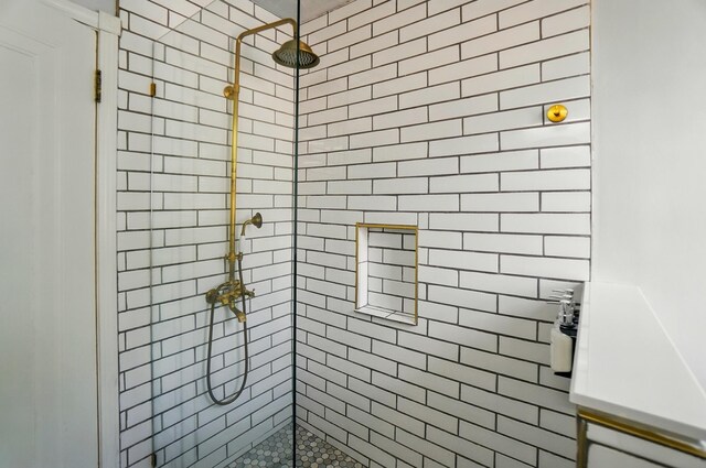 1126 Audubon Rd, Park Hills, KY 41011 - full bathroom featuring a tile shower