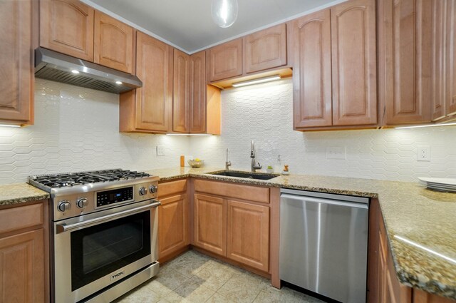 1126 Audubon Rd, Park Hills, KY 41011 - kitchen featuring stainless steel appliances, under cabinet range hood, a sink, backsplash, and light stone counters