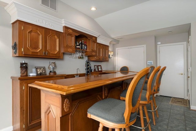 871 Bristow Rd, Independence, KY 41051 - indoor wet bar with lofted ceiling and recessed lighting