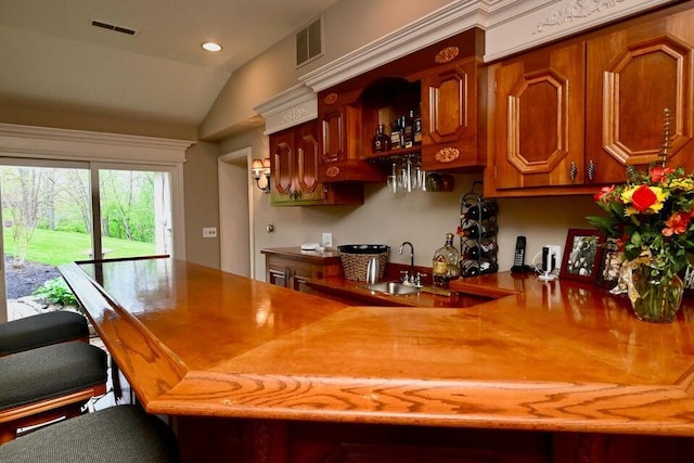 871 Bristow Rd, Independence, KY 41051 - indoor wet bar featuring vaulted ceiling and recessed lighting