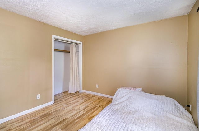 1750 Walnut Lick Rd, Verona, KY 41092 - bedroom featuring light wood-style floors, baseboards, a textured ceiling, and a closet