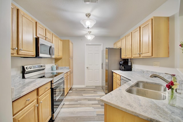 5913 Boulder Vw, Cold Spring, KY 41076 - kitchen with appliances with stainless steel finishes, a sink, light brown cabinets, and light wood-type flooring