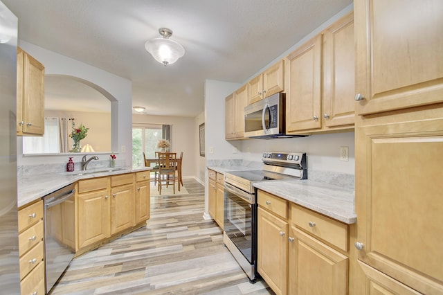 5913 Boulder Vw, Cold Spring, KY 41076 - kitchen with stainless steel appliances, light brown cabinetry, a sink, light wood finished floors, and arched walkways