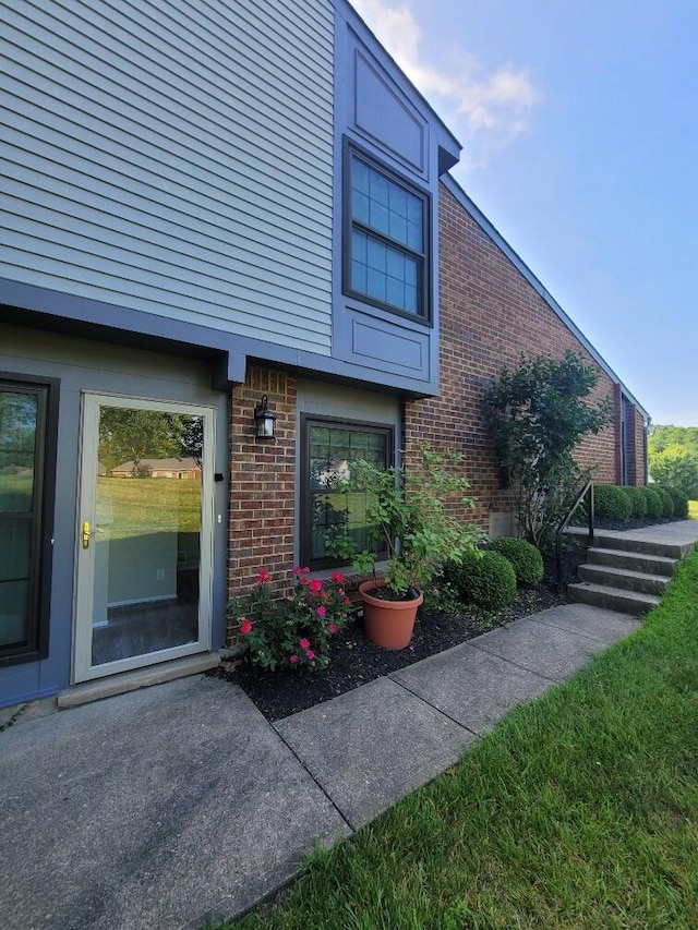 122 Whitney Ct, Crestview Hills, KY 41017 - doorway to property with brick siding