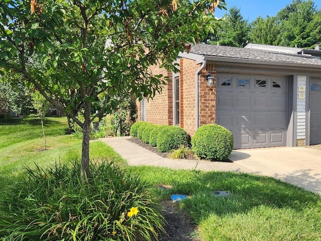 122 Whitney Ct, Crestview Hills, KY 41017 - view of side of property featuring brick siding, a yard, concrete driveway, and a shingled roof