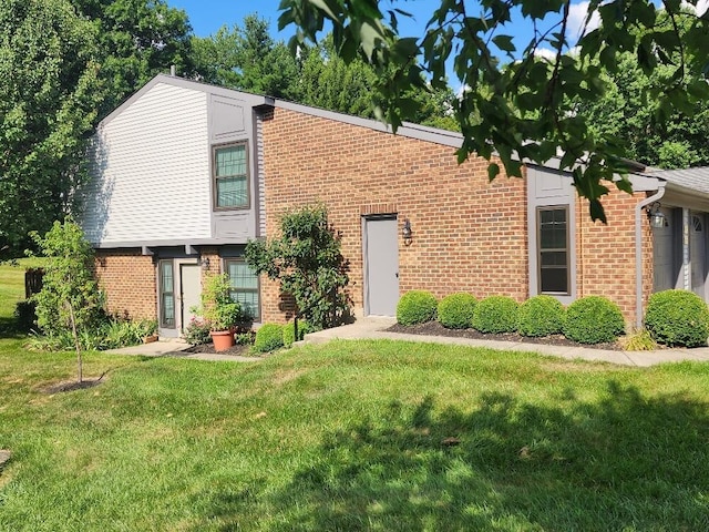 122 Whitney Ct, Crestview Hills, KY 41017 - view of front of house featuring brick siding, a front yard, and an attached garage