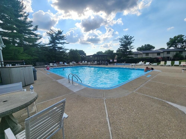 218 Shaker Heights Ln, Crestview Hills, KY 41017 - community pool featuring a patio