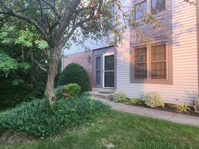 218 Shaker Heights Ln, Crestview Hills, KY 41017 - entrance to property with brick siding