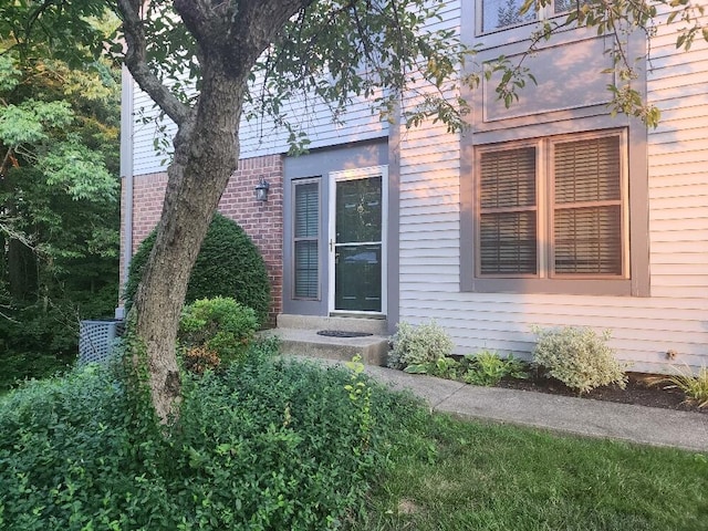 218 Shaker Heights Ln, Crestview Hills, KY 41017 - view of exterior entry featuring brick siding