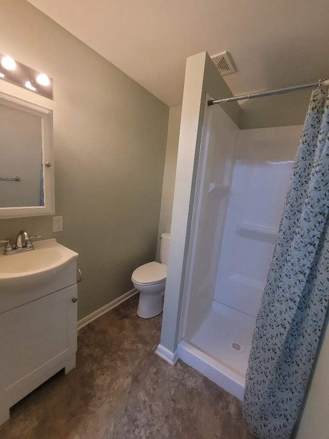 218 Shaker Heights Ln, Crestview Hills, KY 41017 - bathroom with vanity and curtained shower