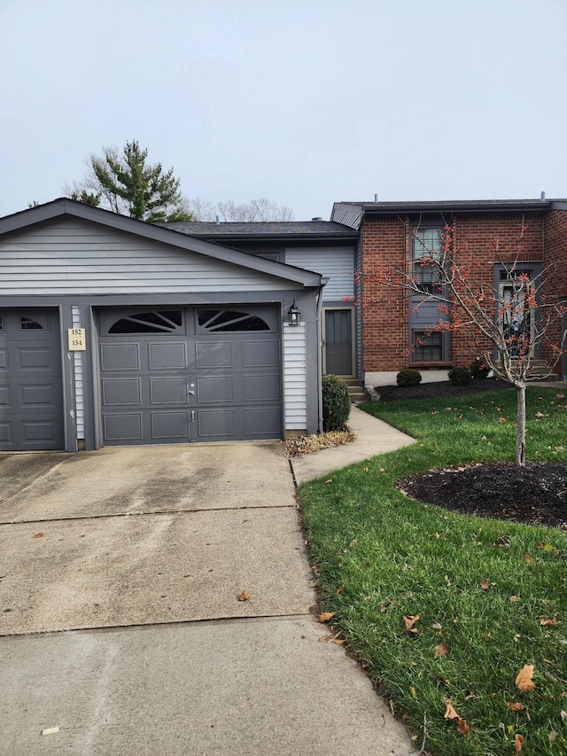 152 Steelway Farm Ct, Crestview Hills, KY 41017 - view of front facade featuring driveway, brick siding, an attached garage, and a front lawn