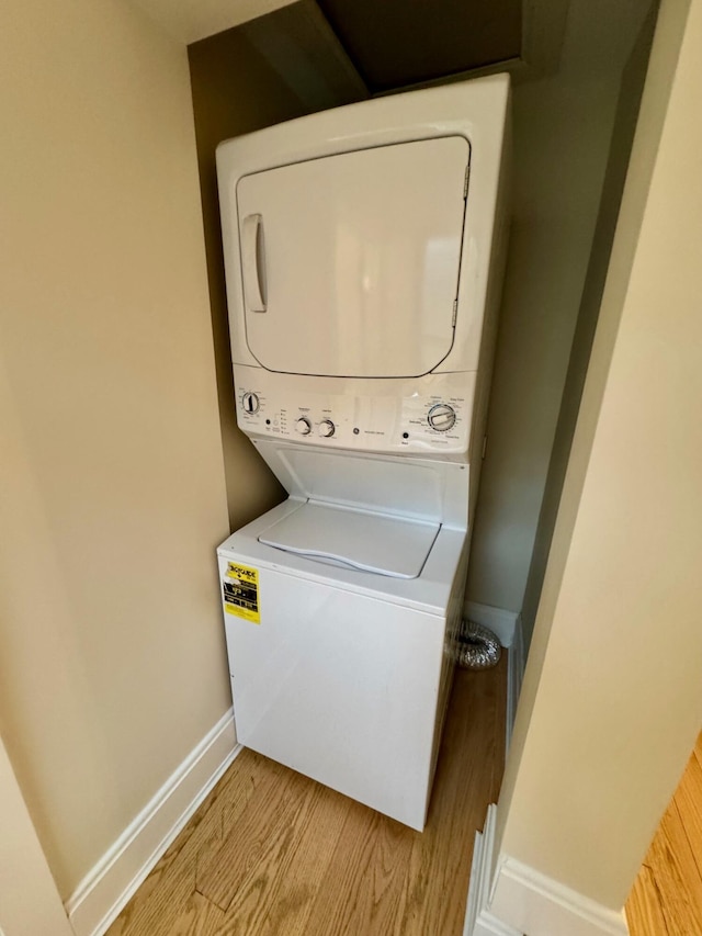 503 W 13th St, Newport, KY 41071 - washroom with estacked washer and dryer, light wood-type flooring, and baseboards