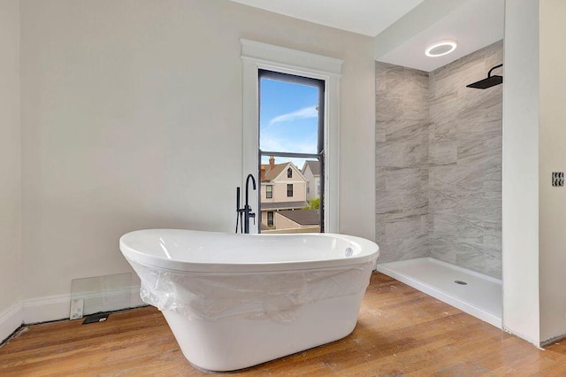 274 Ward Ave, Bellevue, KY 41073 - full bath featuring a tile shower and wood finished floors