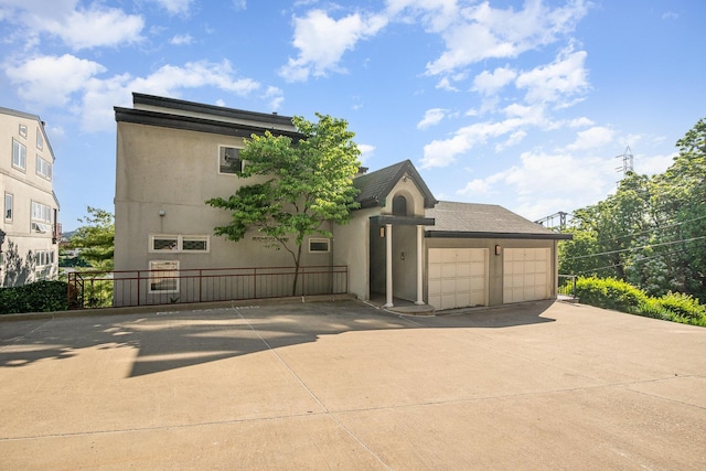 902 Vernon Pl, Covington, KY 41016 - view of front facade with stucco siding and an attached garage