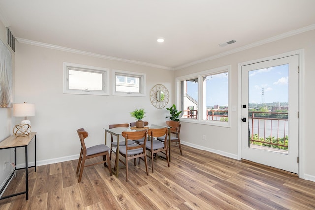 902 Vernon Pl, Covington, KY 41016 - dining area with ornamental molding, light wood-style flooring, baseboards, and plenty of natural light