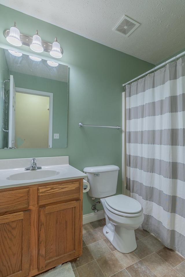 2780 Berwood Ln, Hebron, KY 41048 - full bathroom with vanity, a textured ceiling, and curtained shower