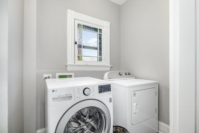 259 Van Voast Ave Unit 1, Bellevue, KY 41073 - laundry room featuring washing machine and clothes dryer and baseboards