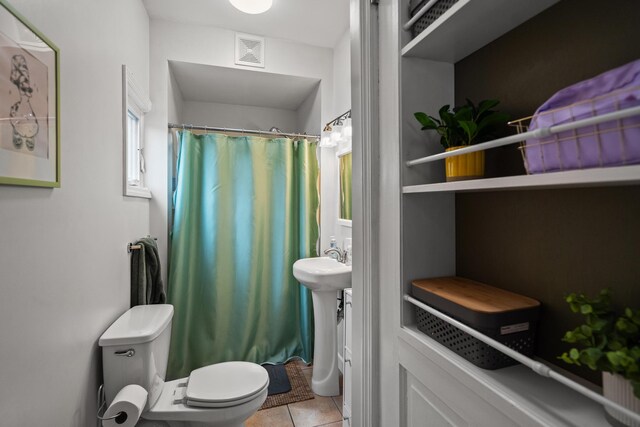 203 E Southern Ave, Covington, KY 41015 - full bath featuring toilet, a shower with curtain, tile patterned floors, and a sink
